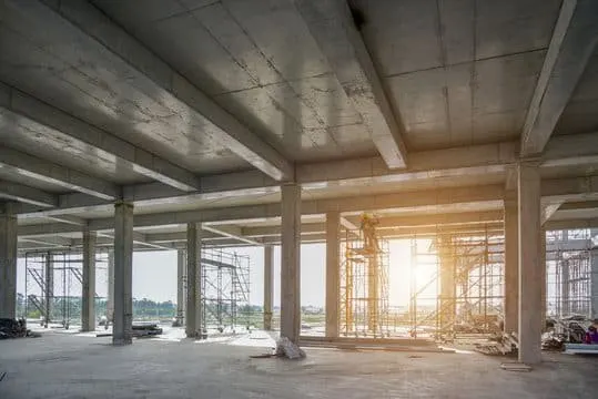 Casco van een utiliteitsgebouw in aanbouw