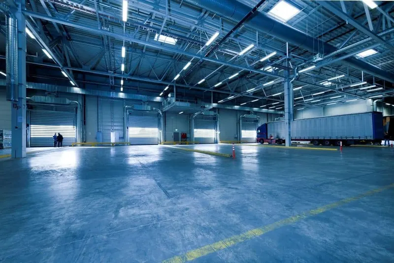 Interieur van een grote bedrijfshal