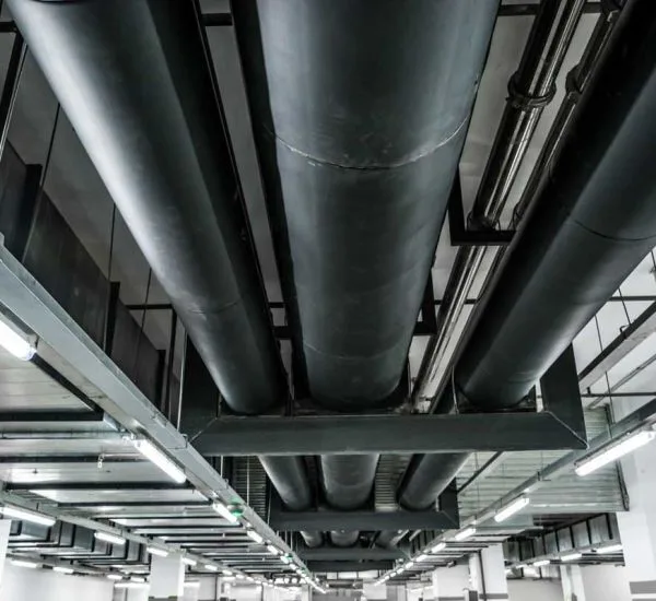 Ventilatiekanalen met brandkleppen in een verlaagd plafond