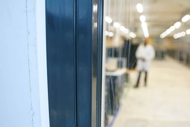 Brandwerende schuifdeur met een focus op veiligheidskenmerken en moderne architectuur, met een blurred achtergrond van een lichte ruimte.