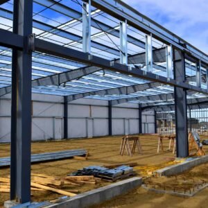 Bouwplaats van een metalen structuur met staalbekleding en houten steigers, illustrerend de constructie van brandveilige gebouwen.