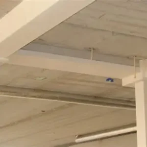 Interieur van een moderne bouwconstructie met zichtbare staalconstructies en brandwerende coatings, benadrukt de focus op brandveiligheid en innovatieve materialen in de bouwsector.