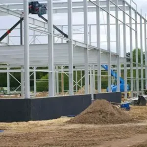 Staalconstructie van een gebouw in aanbouw, met focus op brandwerende maatregelen en inspectieprocessen.