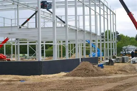 Bouwconstructie met stalen frame en grondwerk, relevant voor brandveiligheid en constructie bij Grazy Brandwering.