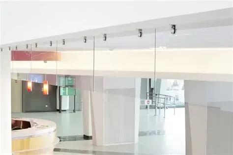 Moderne, brandwerende glazen scheidingswand in een commerci&euml;le ruimte, met een lichte en open uitstraling, ter ondersteuning van veilige en esthetische brandveiligheidoplossingen.